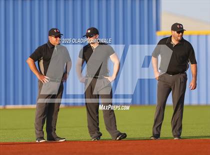 Thumbnail 2 in Liberty-Eylau vs. Gunter (UIL 3A Region 2 Div 1 Region Finals) photogallery.