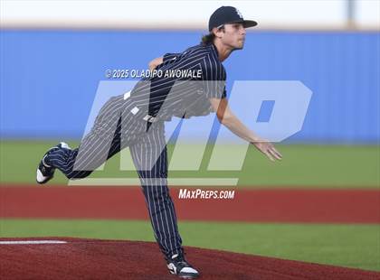 Thumbnail 2 in Liberty-Eylau vs. Gunter (UIL 3A Region 2 Div 1 Region Finals) photogallery.