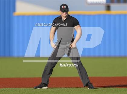 Thumbnail 3 in Liberty-Eylau vs. Gunter (UIL 3A Region 2 Div 1 Region Finals) photogallery.