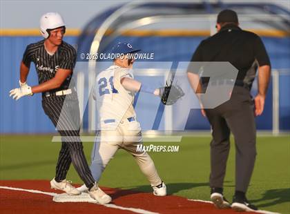 Thumbnail 2 in Liberty-Eylau vs. Gunter (UIL 3A Region 2 Div 1 Region Finals) photogallery.