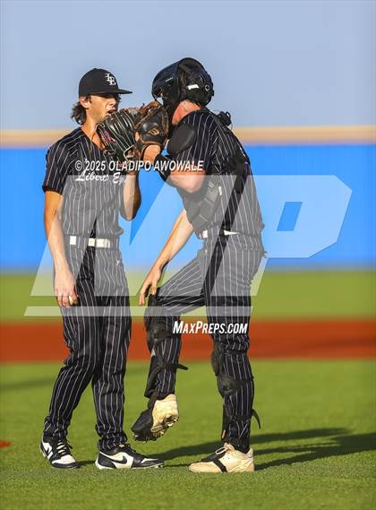 Thumbnail 2 in Liberty-Eylau vs. Gunter (UIL 3A Region 2 Div 1 Region Finals) photogallery.