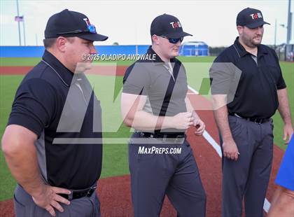 Thumbnail 2 in Liberty-Eylau vs. Gunter (UIL 3A Region 2 Div 1 Region Finals) photogallery.