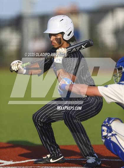 Thumbnail 2 in Liberty-Eylau vs. Gunter (UIL 3A Region 2 Div 1 Region Finals) photogallery.
