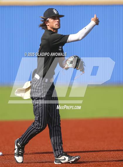Thumbnail 3 in Liberty-Eylau vs. Gunter (UIL 3A Region 2 Div 1 Region Finals) photogallery.