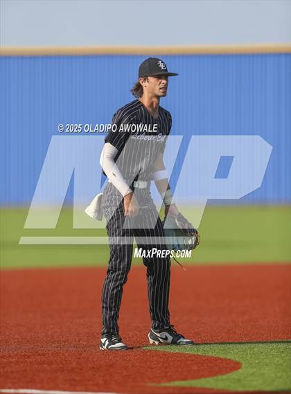 Thumbnail 3 in Liberty-Eylau vs. Gunter (UIL 3A Region 2 Div 1 Region Finals) photogallery.