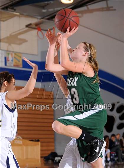 Thumbnail 3 in Colfax vs. Elk Grove (Bulldog Winter Classic) photogallery.
