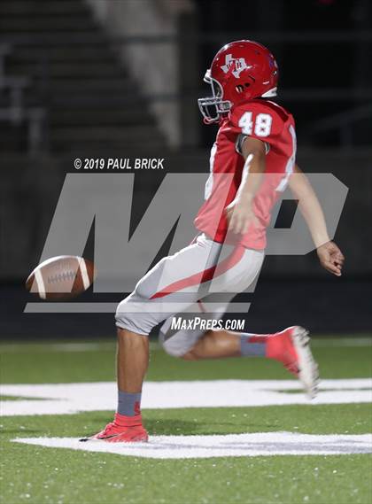 Thumbnail 2 in Travis vs Seguin photogallery.