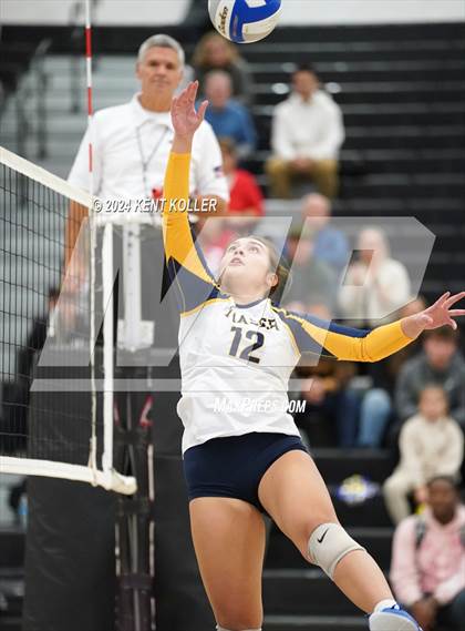 Thumbnail 3 in Romeo vs. Fraser (MHSAA Regional Semifinal) photogallery.