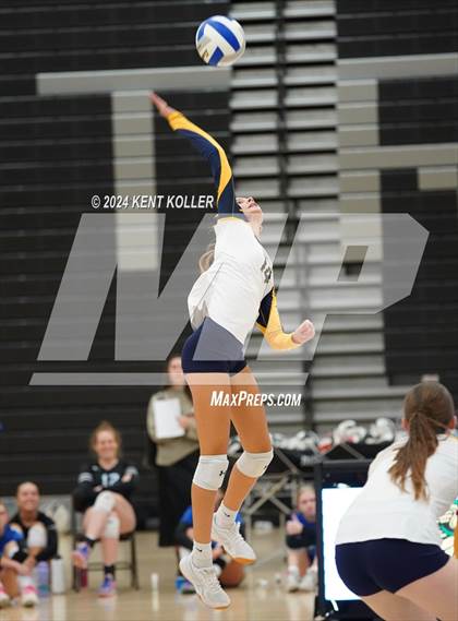 Thumbnail 2 in Romeo vs. Fraser (MHSAA Regional Semifinal) photogallery.