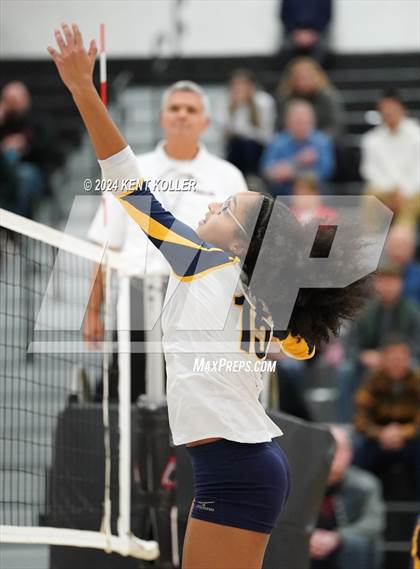 Thumbnail 1 in Romeo vs. Fraser (MHSAA Regional Semifinal) photogallery.