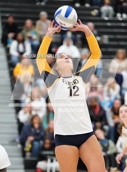 Thumbnail 2 in Romeo vs. Fraser (MHSAA Regional Semifinal) photogallery.