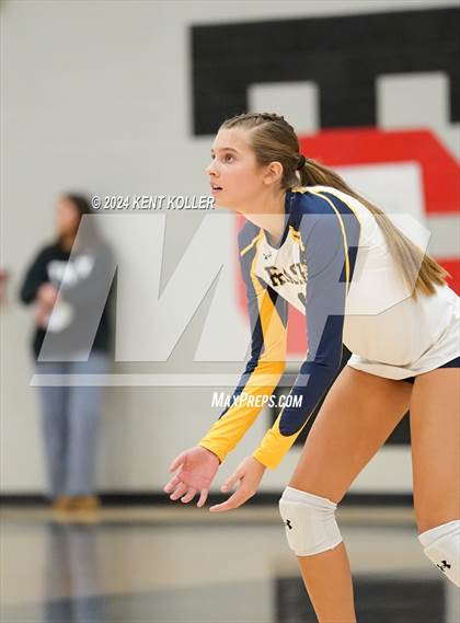 Thumbnail 2 in Romeo vs. Fraser (MHSAA Regional Semifinal) photogallery.