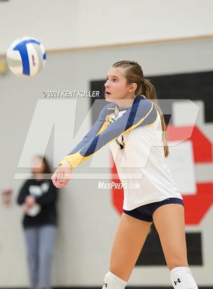 Thumbnail 3 in Romeo vs. Fraser (MHSAA Regional Semifinal) photogallery.