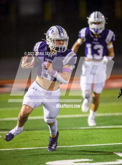 Thumbnail 2 in Callisburg vs. Jacksboro (UIL 3A Bi-District Championship) photogallery.