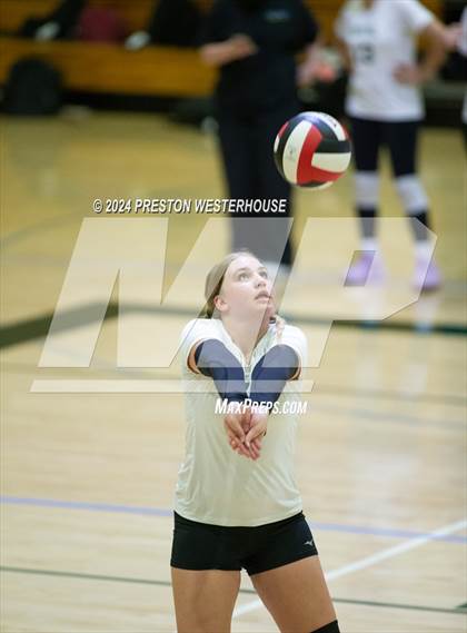 Thumbnail 2 in Royal @ Moorpark photogallery.