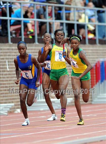 Thumbnail 3 in 117th Penn Relays (Girls 4x100m Final) photogallery.