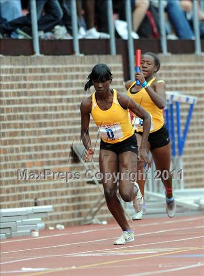 Thumbnail 3 in 117th Penn Relays (Girls 4x100m Final) photogallery.