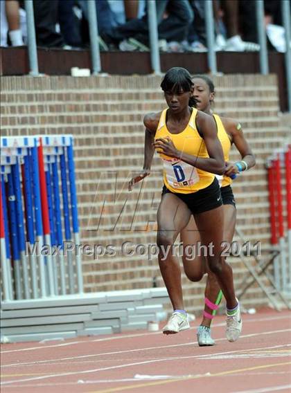 Thumbnail 1 in 117th Penn Relays (Girls 4x100m Final) photogallery.