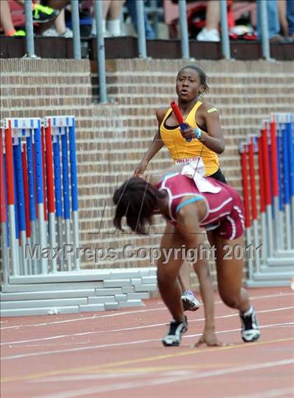 Thumbnail 2 in 117th Penn Relays (Girls 4x100m Final) photogallery.