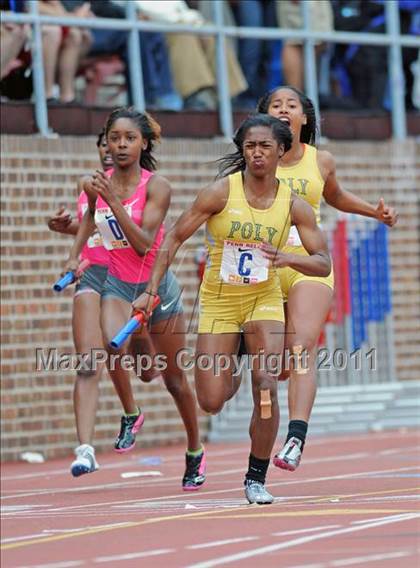 Thumbnail 1 in 117th Penn Relays (Girls 4x100m Final) photogallery.