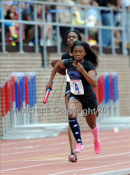 Thumbnail 3 in 117th Penn Relays (Girls 4x100m Final) photogallery.