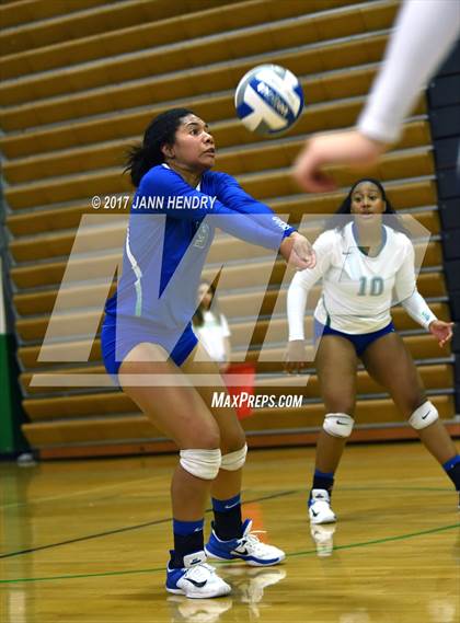 Thumbnail 2 in St. Ignatius vs. Green Valley (Durango Fall Classic) photogallery.
