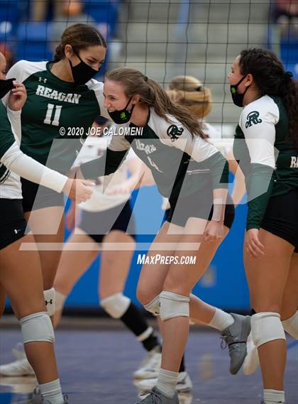 Thumbnail 2 in Brandeis vs Reagan [Ronald] (UIL 6A Regional Playoff) photogallery.