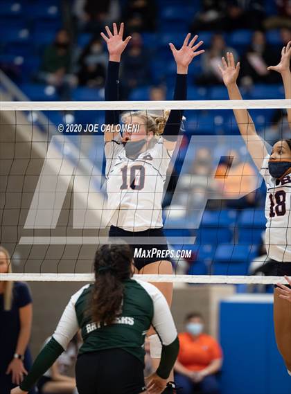 Thumbnail 2 in Brandeis vs Reagan [Ronald] (UIL 6A Regional Playoff) photogallery.