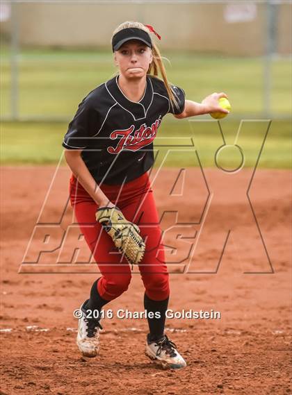 Thumbnail 3 in Canyon vs. San Clemente photogallery.