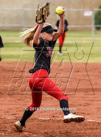 Thumbnail 1 in Canyon vs. San Clemente photogallery.