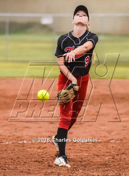 Thumbnail 2 in Canyon vs. San Clemente photogallery.