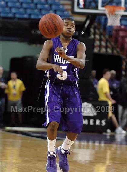 Thumbnail 2 in Sacramento vs. Sacred Heart Cathedral (CIF NorCal D3 Final) photogallery.
