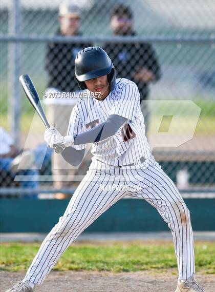 Thumbnail 1 in Kennedy vs Legacy photogallery.