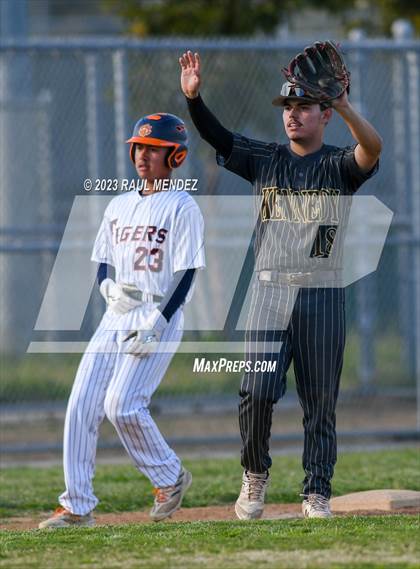 Thumbnail 2 in Kennedy vs Legacy photogallery.