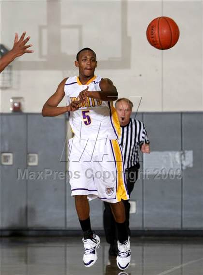 Thumbnail 3 in Lynwood vs. Manual Arts (Lynwood Christmas Challenge) photogallery.