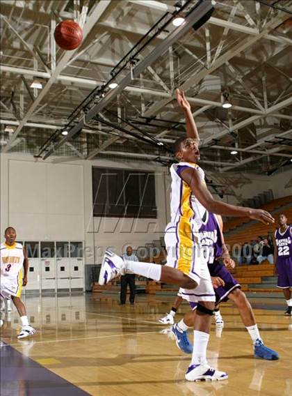 Thumbnail 2 in Lynwood vs. Manual Arts (Lynwood Christmas Challenge) photogallery.