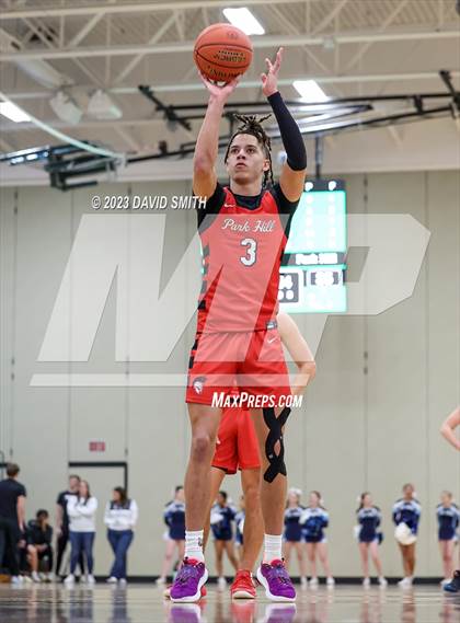 Thumbnail 1 in Oak Park vs. Park Hill (MSHSAA Class 6 District 8 Semifinal) photogallery.