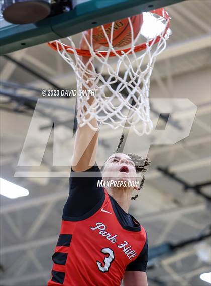 Thumbnail 1 in Oak Park vs. Park Hill (MSHSAA Class 6 District 8 Semifinal) photogallery.