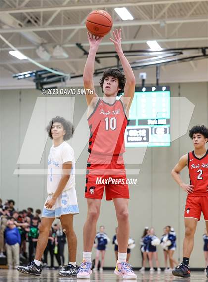 Thumbnail 3 in Oak Park vs. Park Hill (MSHSAA Class 6 District 8 Semifinal) photogallery.