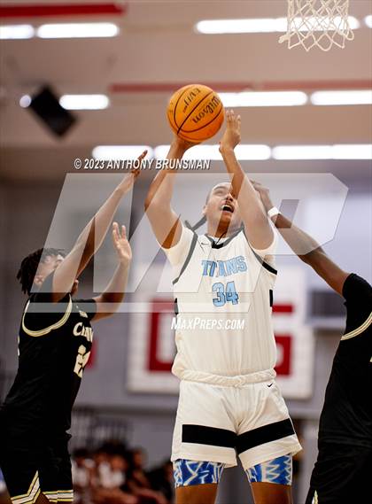 Thumbnail 3 in Burbank vs. Chavez (Cordova Christmas Tournament) photogallery.