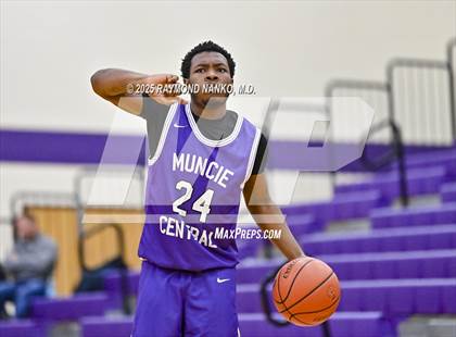 Thumbnail 2 in JV: Muncie Central @ Guerin Catholic photogallery.