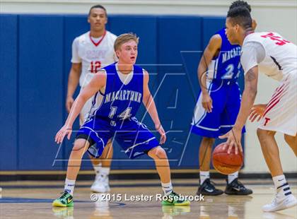 Thumbnail 3 in MacArthur vs Taft photogallery.