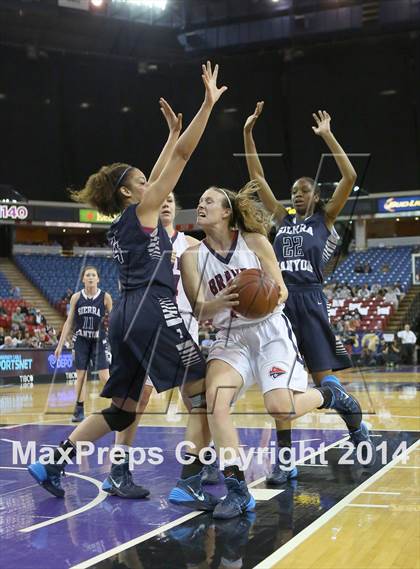 Thumbnail 2 in Justin-Siena vs. Sierra Canyon (CIF State D4 Final) photogallery.