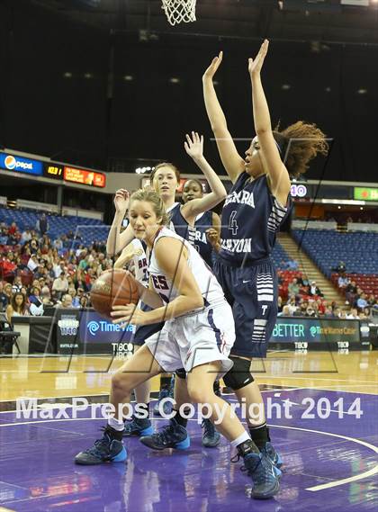 Thumbnail 2 in Justin-Siena vs. Sierra Canyon (CIF State D4 Final) photogallery.
