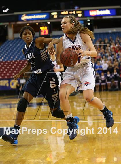 Thumbnail 3 in Justin-Siena vs. Sierra Canyon (CIF State D4 Final) photogallery.