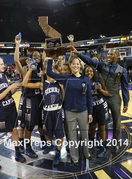 Thumbnail 2 in Justin-Siena vs. Sierra Canyon (CIF State D4 Final) photogallery.