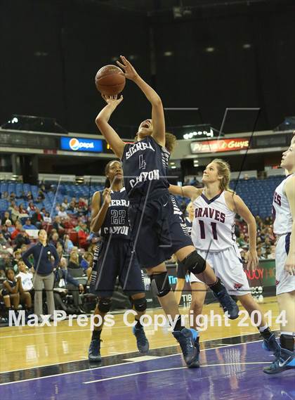 Thumbnail 3 in Justin-Siena vs. Sierra Canyon (CIF State D4 Final) photogallery.