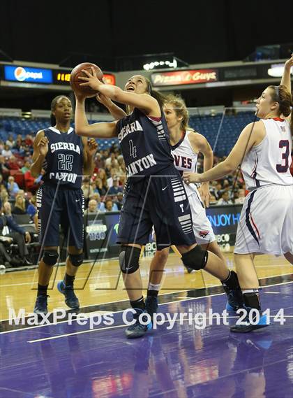 Thumbnail 2 in Justin-Siena vs. Sierra Canyon (CIF State D4 Final) photogallery.