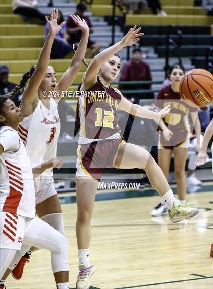 Thumbnail 3 in Mater Dei vs Christ the King (Nike TOC) photogallery.