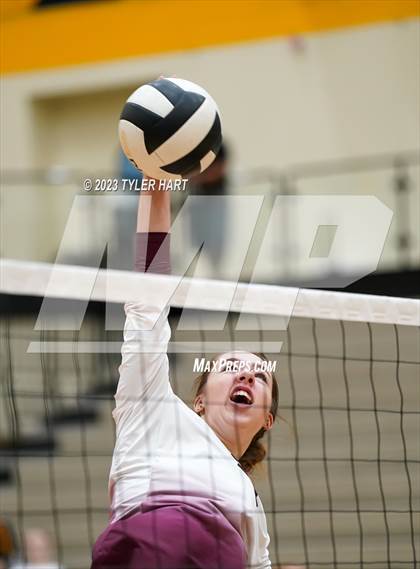 Thumbnail 3 in Seymour vs. Assumption photogallery.
